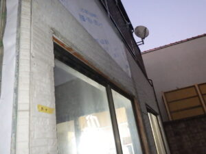 外側の外壁サイディングを貼っていきます。