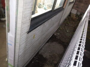 外側の外壁サイディングを貼っていきます。