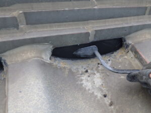 漆喰を入れる際に、上側から漆喰を入れていき、隙間を無くしていきます。