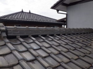 下屋根　北面漆喰完了。