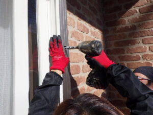 躯体枠を躯体に合わせて、下穴を開けて躯体枠を六角タッピンネジで固定していきます。