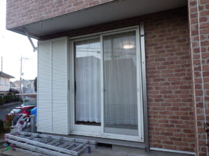 右側の躯体枠取り付け完了になります。