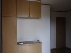 玄関クロス貼り替え前