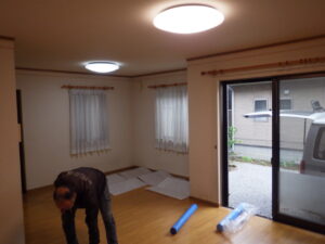 リビング　クロス貼り替え前