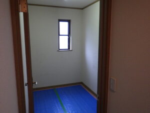 納戸　クロス貼り替え前