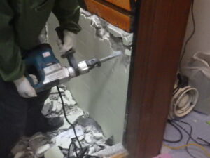 はつり機でタイルを割っていきます。