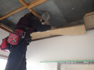 天井を解体している様子