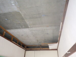 天井の解体を進めていきます。