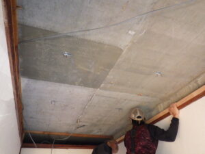 新しく下地を取付けている様子。