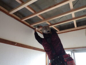 墨に合わせたらビス止めをしている様子