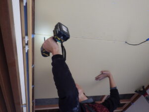 ビスで固定していきます。