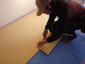 石膏ボードを必要なサイズに加工していきます。