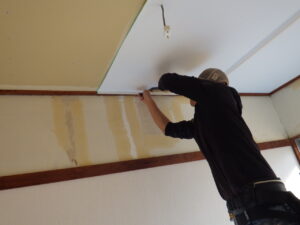 天井のクロスを貼っている様子