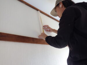 和紙テープを貼っている様子