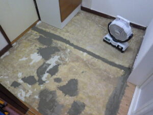 段差があるところなどはパテを行っていきました。