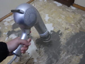 パテしたところが乾いていないので、ドライヤーで乾かしている様子