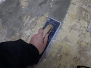 パテ部分を削っている様子