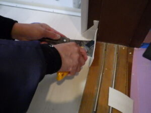 余分なCFをカッターなどを使用しカットしている様子