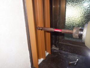 縦枠を取付けしている様子