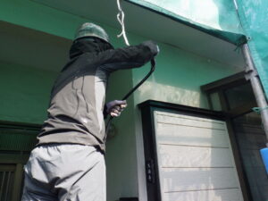 玄関部分の洗浄を行っている様子