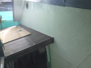 東面　軒天１回目塗装する前