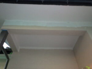 玄関　１回目の軒天塗装完了。