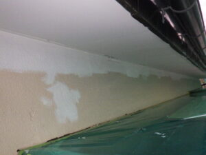 南面　軒天塗装１回目完了。