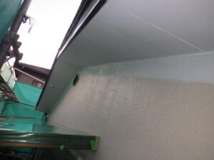 東面　軒天塗装１回目完了。