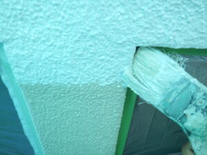 サッシ廻り刷毛で塗装している様子。