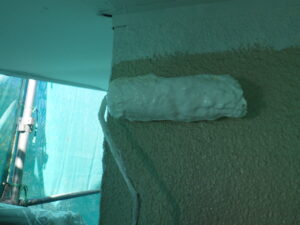 平面はローラーを使用している様子。