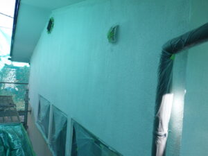 西面　下塗り塗装完了。