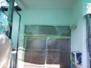 玄関　下塗り塗装完了。