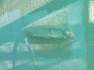 平面をローラーを使用して塗っている様子。