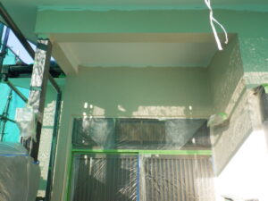 玄関　中塗り塗装完了。