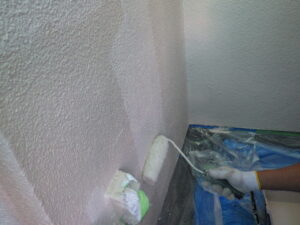 上塗り塗装を行っている様子。