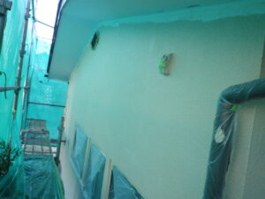 西面　中塗り塗装完了。