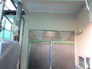 玄関　上塗り塗装完了。