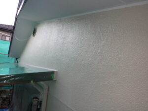 東面　中塗り塗装完了。