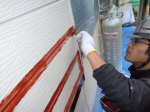 戸袋の下塗り（赤錆）を行っている様子。