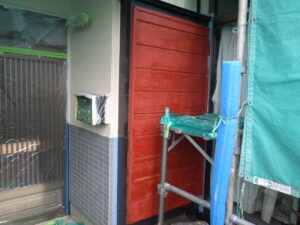 玄関　戸袋下塗り完了。