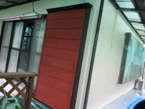 南面　戸袋下塗り完了。