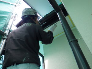 付帯部の塗装を行っている様子。