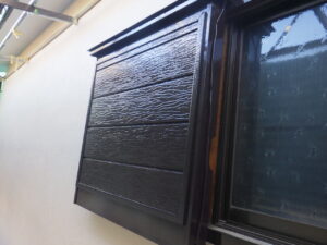 北面　戸袋中塗り完了。