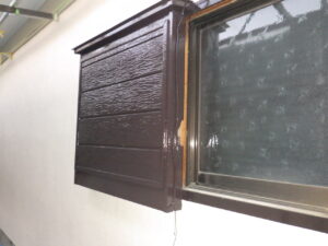 北面　戸袋上塗り完了。