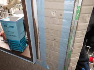 サイディング張り付け後は、隙間や窓枠の廻り縁にマスキングテープを貼り、サイディングに変成コーキングが塗布しないようにしていきます。