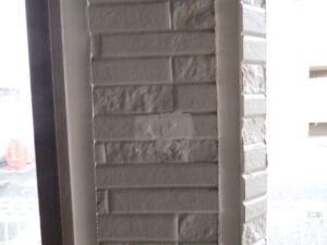 釘頭がコーキングで隠れるように埋めていきました。