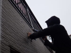 変成コーキング充填中の様子になります。