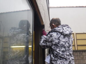 最後に窓枠を再度取り付けを行っていきます。