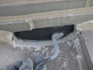 漆喰塗り中の様子になります。