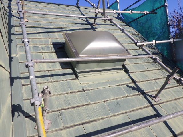 色あせたスレート屋根の様子